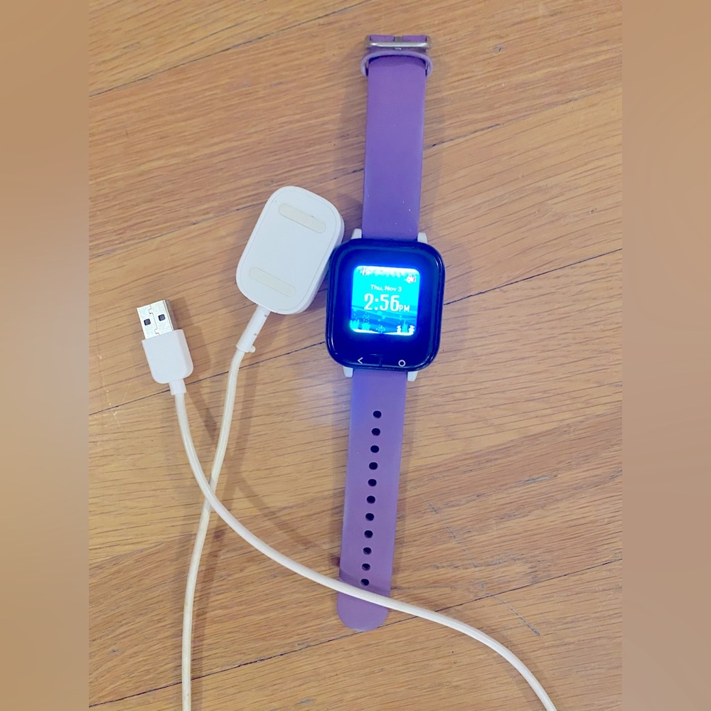 Gizmo GPS watch with Purple Band and Charger included